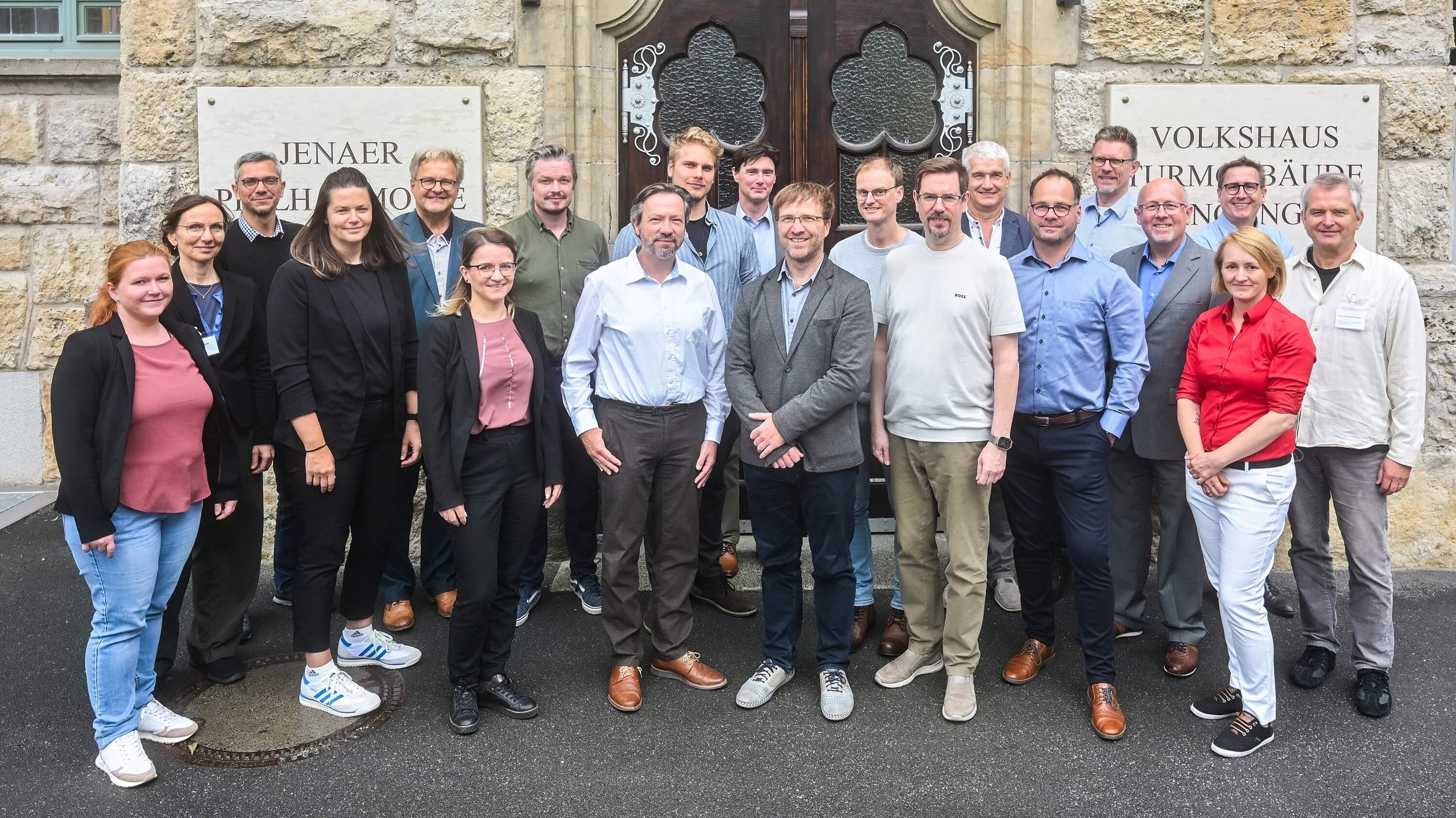 Ein Gruppenfoto der Verantwortlichen der Digitalen FortschrittsHubs Gesundheit vor dem Volkshaus Jena.